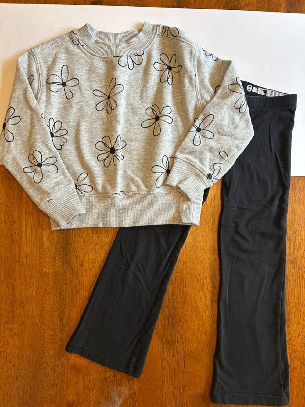 Daisy Outfit Set | Girl XS (4/5) | Gray Floral Sweatshirt Black Bootcut Leggings